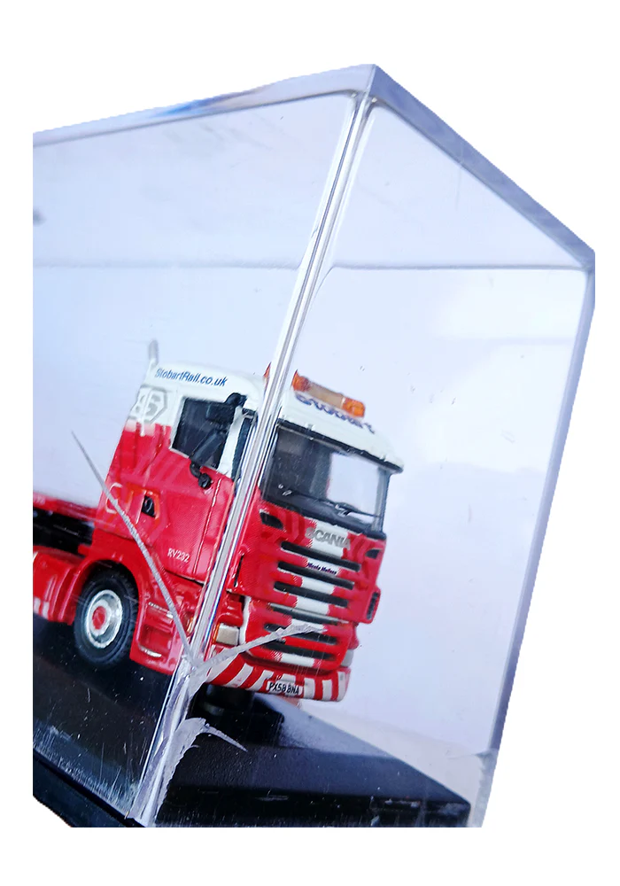 EXCLUSIVES Oxford Stobart Heavy Haulage Truck - Red / White (Scale 1:76) (Slight crack on the display box) - Image 6